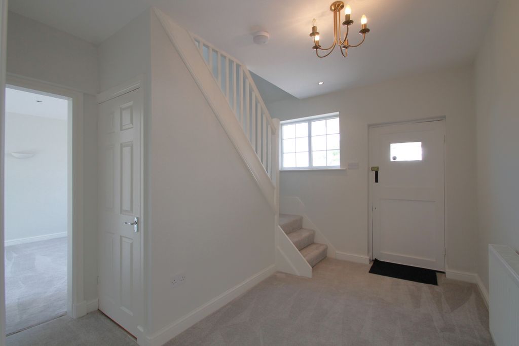 Property photo 3 of 31 Entrance Hall