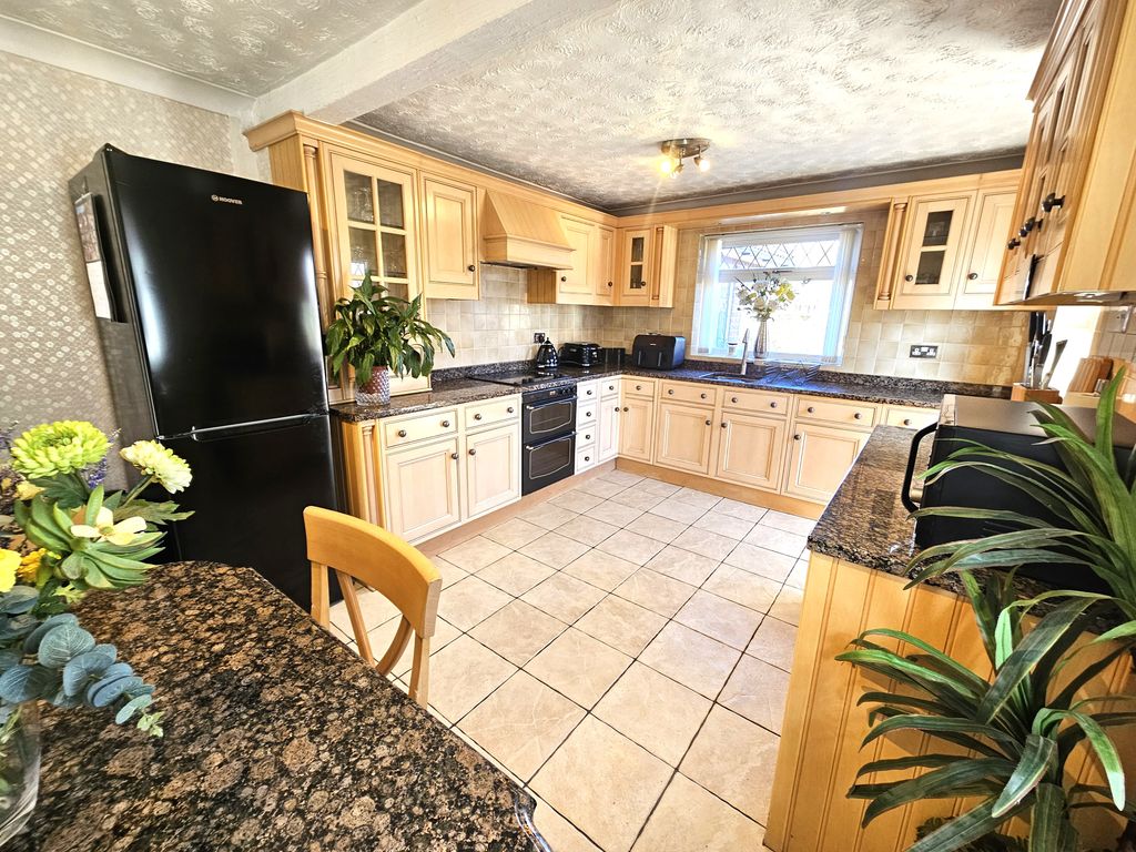 Property photo 3 of 20 Kitchen Diner