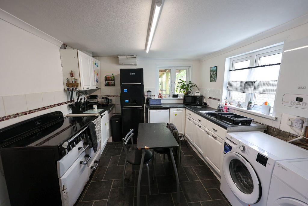 Property photo 2 of 25