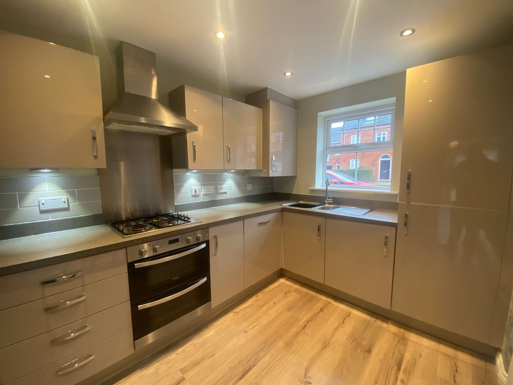 Property photo 3 of 11 Kitchen