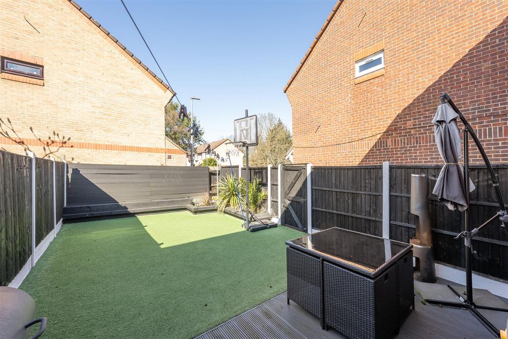 Property photo 2 of 17 Hookstone Way, Ig8