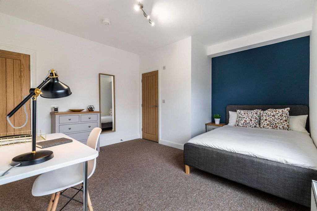 Property photo 1 of 26 Bright, Modern Master Bedroom With A Comfortable d...