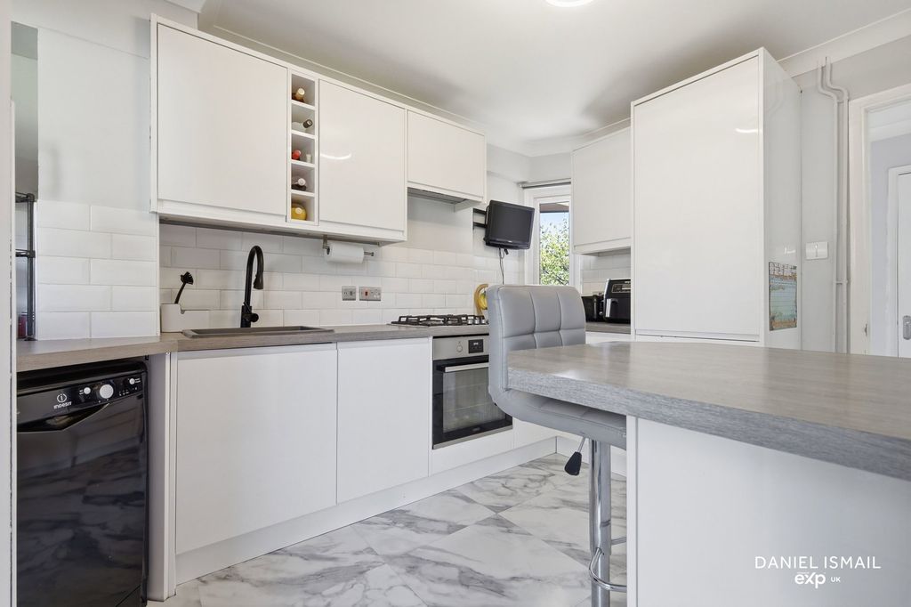 Property photo 3 of 27