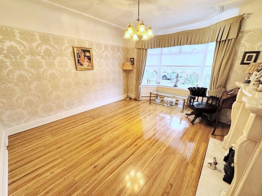 Property photo 3 of 22 Lounge