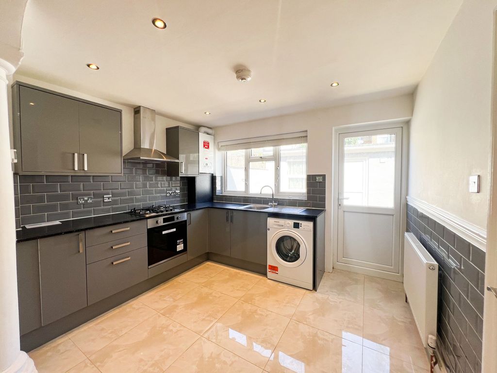 Property photo 2 of 12 Belmont Park Rd E10