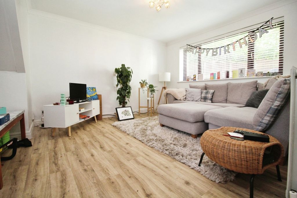 Property photo 3 of 16 Lounge