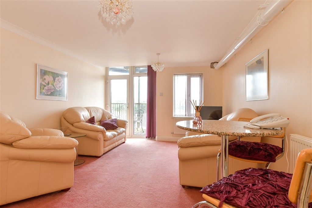 Property photo 3 of 7 Lounge