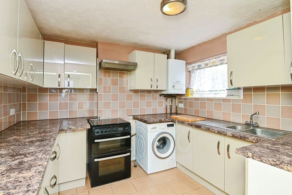 Property photo 2 of 8 Kitchen