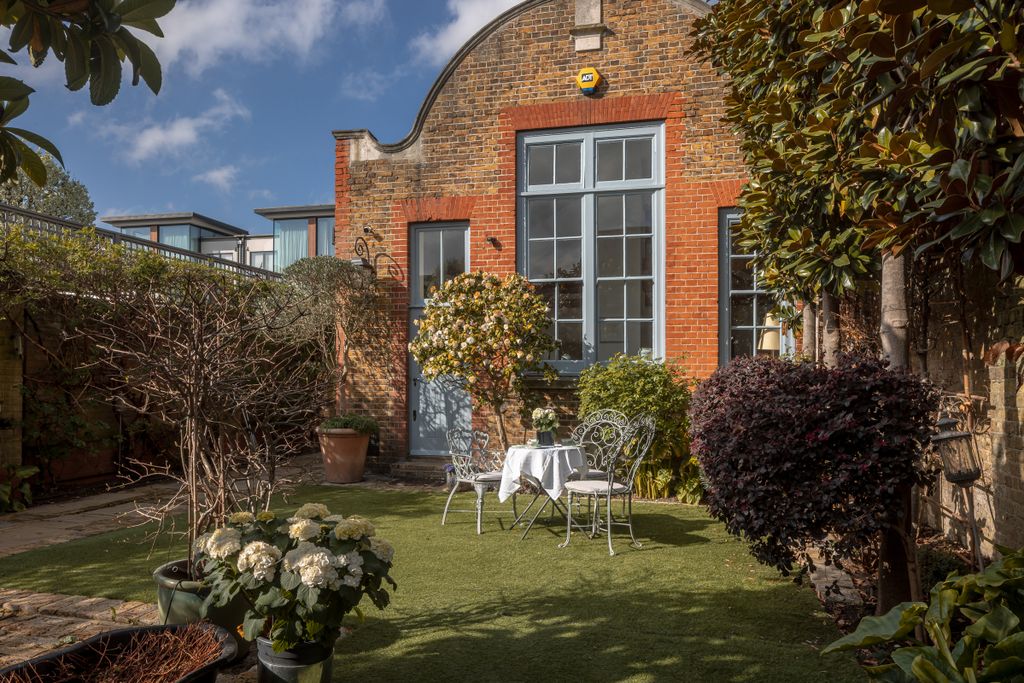 Property photo 2 of 17