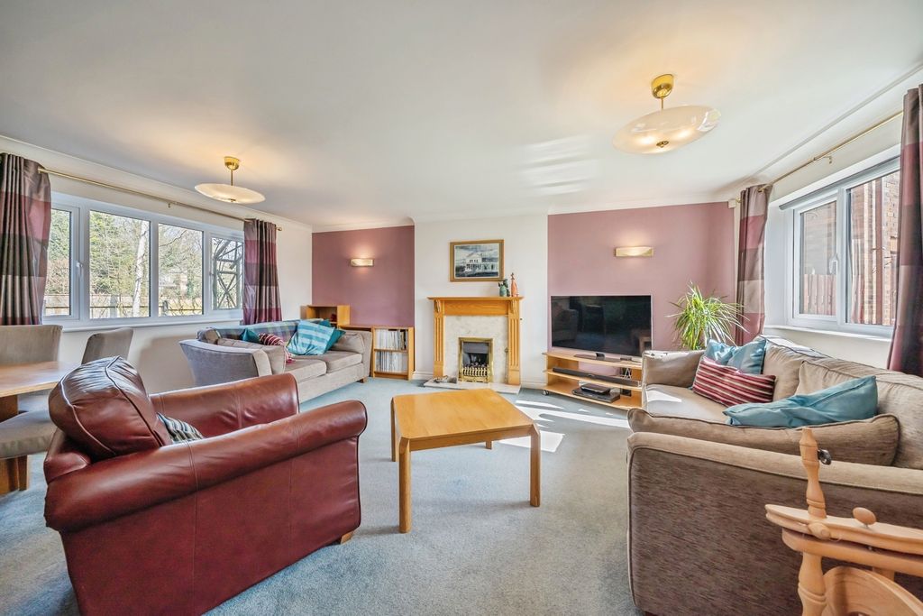 Property photo 3 of 17 Lounge