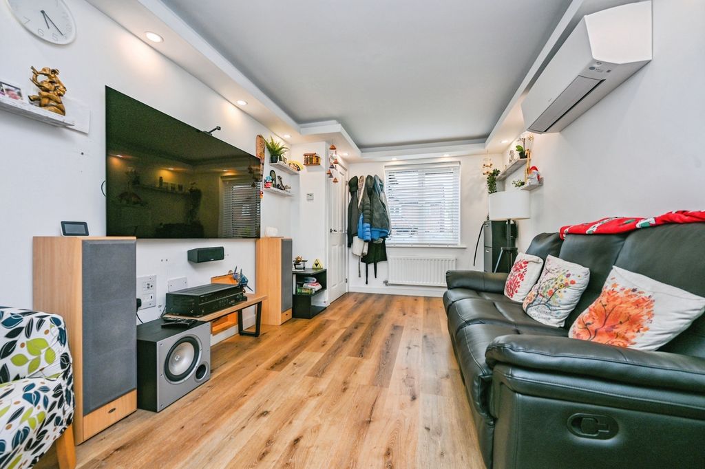 Property photo 2 of 19 Pbox-Img.Jpg