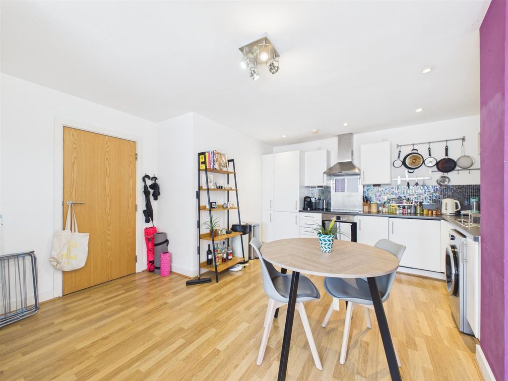 Property photo 3 of 16 Cam04237G0-Pr0331-Still010.Jpg