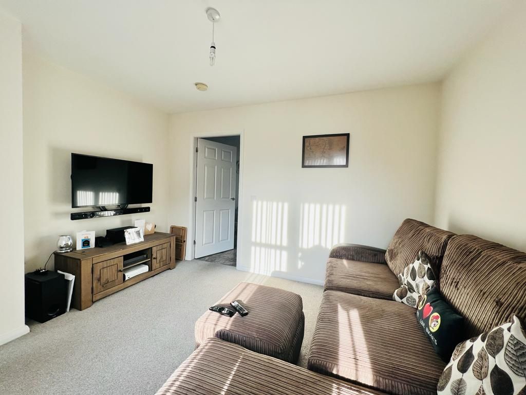 Property photo 3 of 8 Lounge