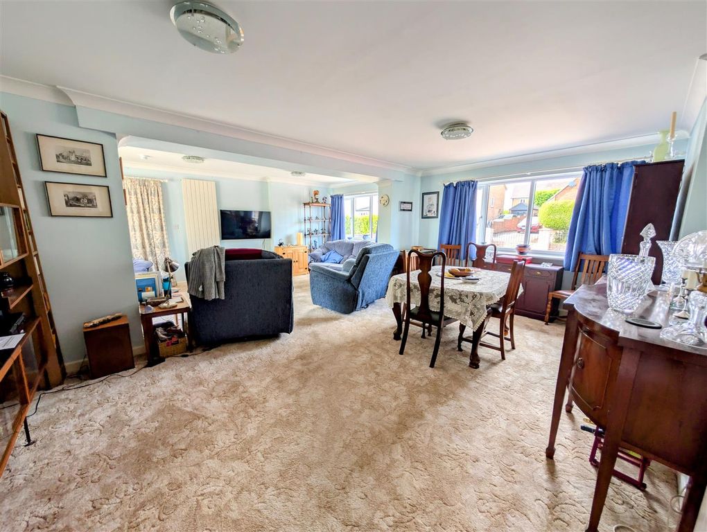 Property photo 3 of 27 Lounge/Diner