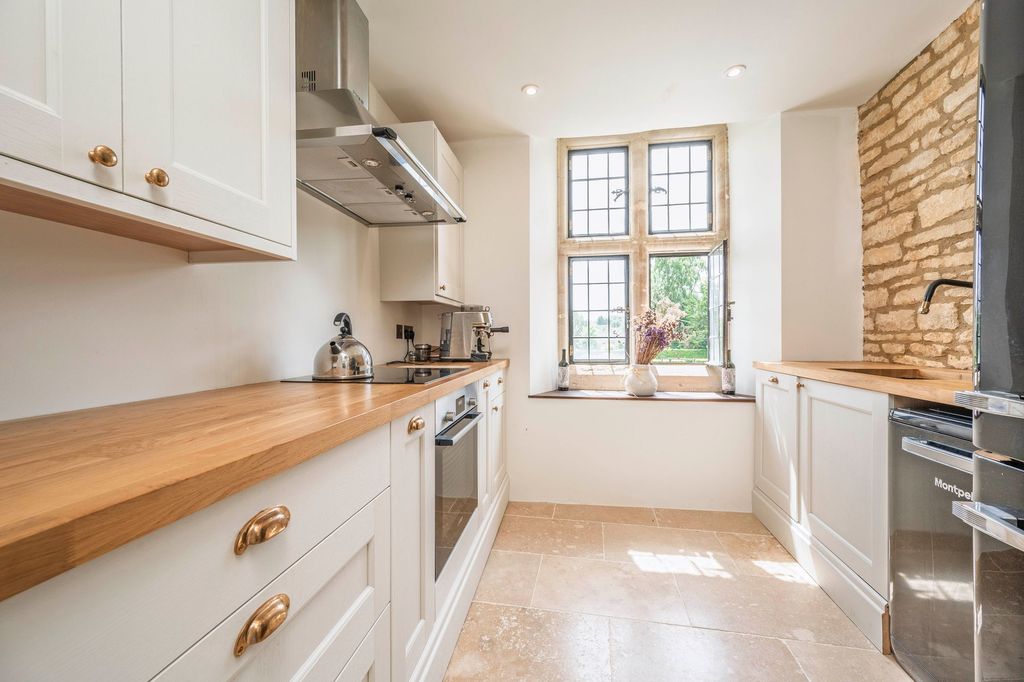 Property photo 3 of 19 Kitchen