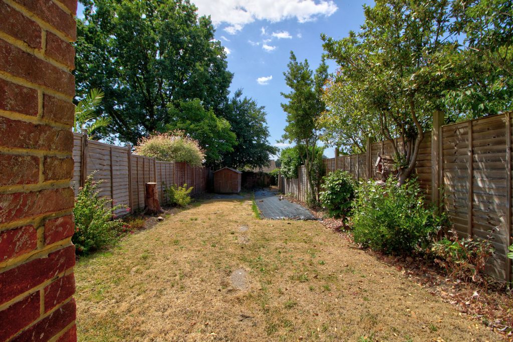 Property photo 2 of 18 South-Facing Garden In Peaceful Setting
