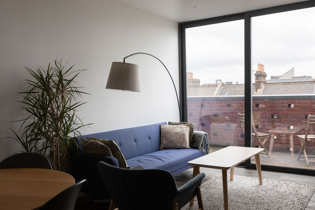 Property photo 3 of 16 Cambridge Heath Road E2