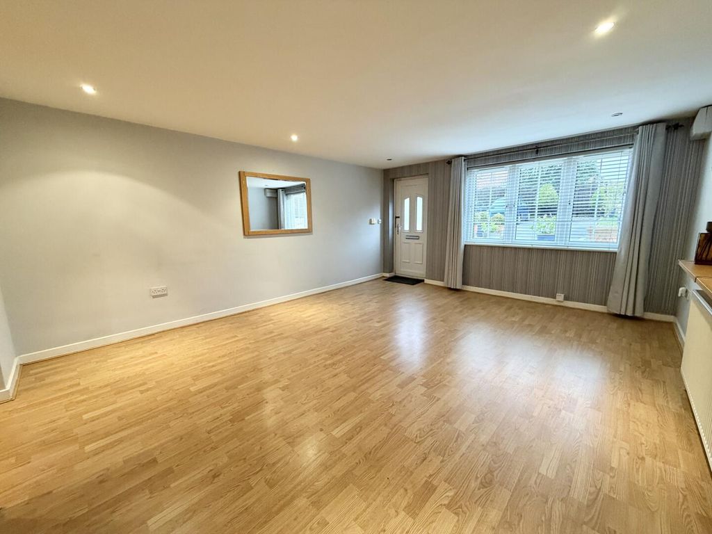 Property photo 2 of 12 Lounge