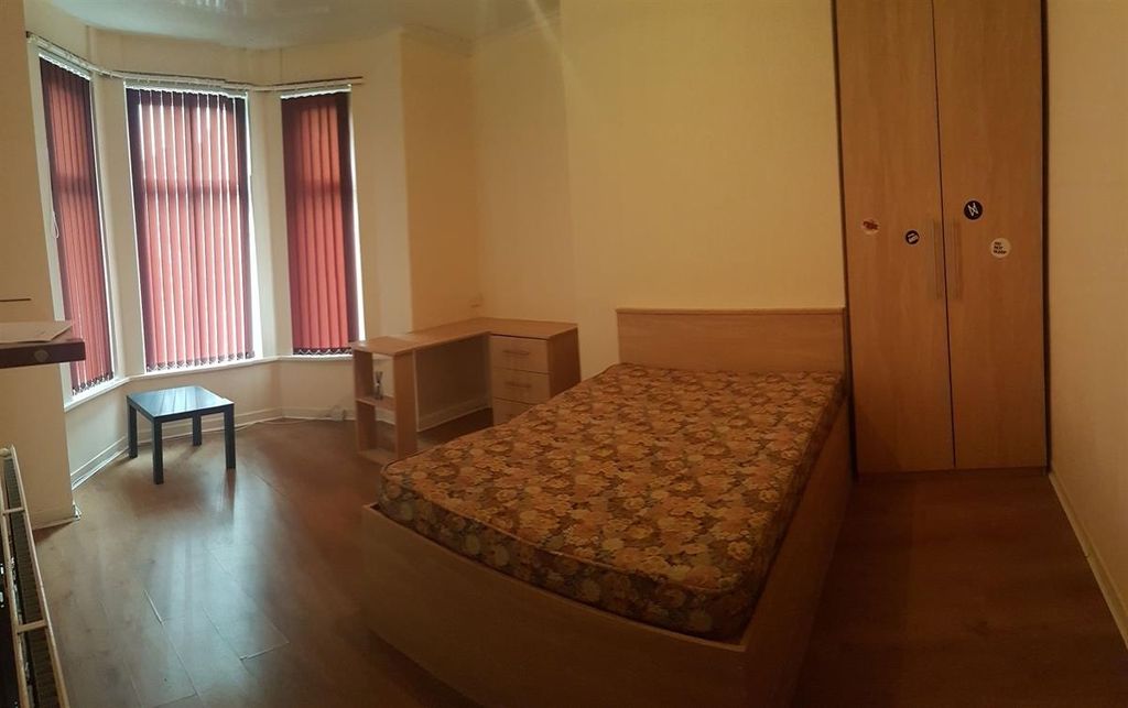 Property photo 1 of 15 Bright Bedroom With A Double Bed, Fitted Wardrobe ...