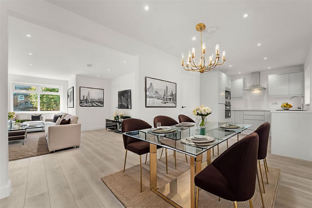 Property photo 2 of 30 Dsc08123 - Dining Room - Modern - 2.Jpg