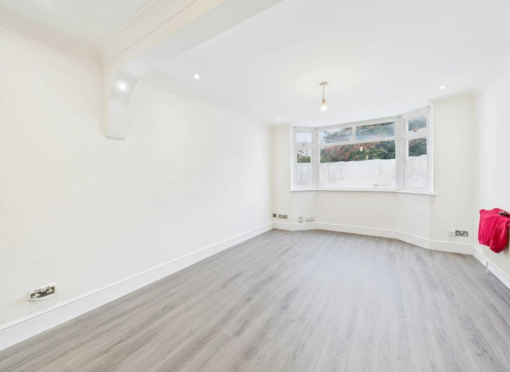 Property photo 2 of 8 4853311