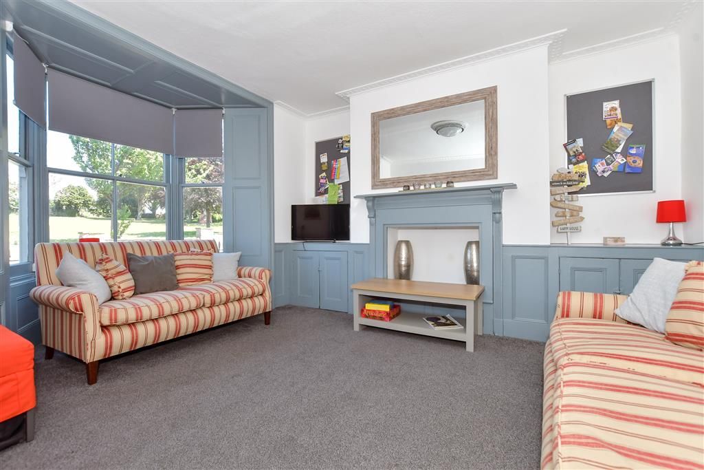 Property photo 1 of 17 Lounge