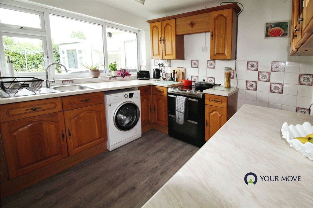 Property photo 3 of 16 Kitchen