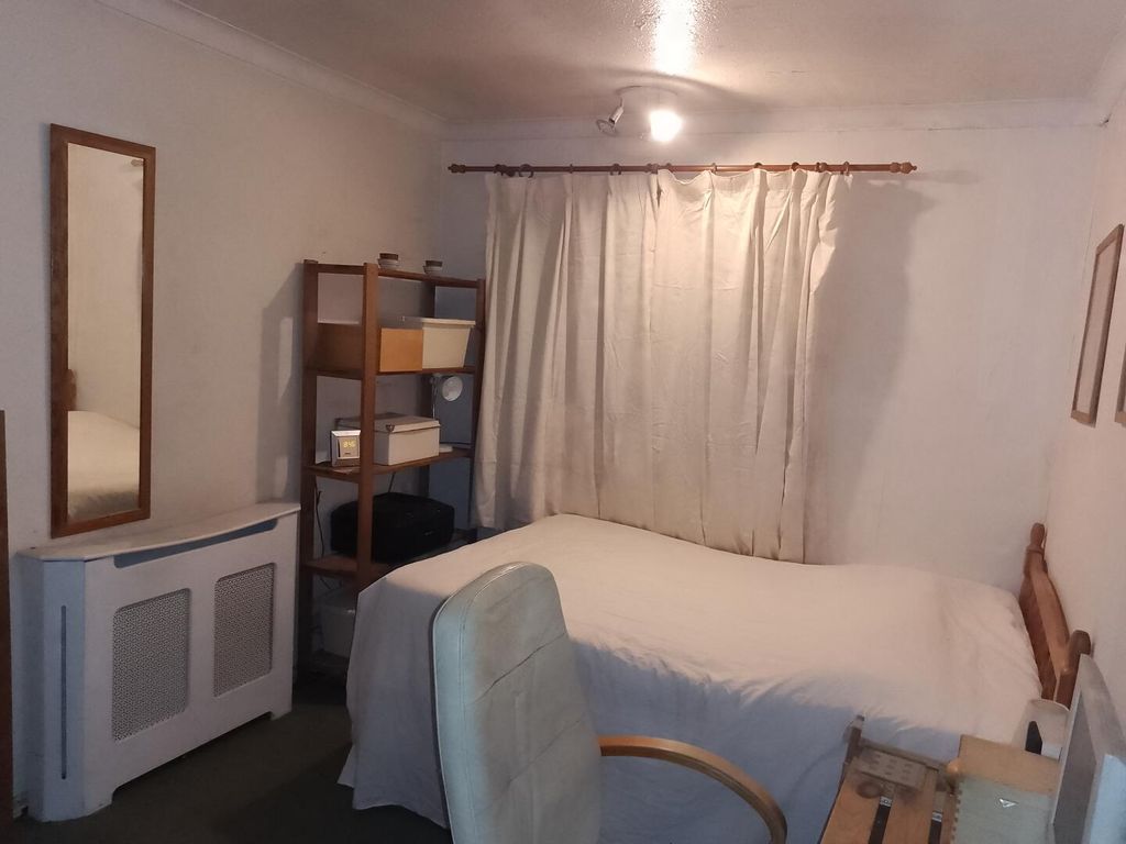 Property photo 1 of 6 Bedroom