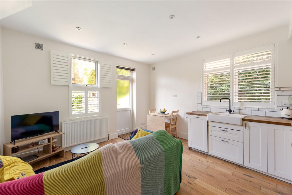 Property photo 2 of 35 Winns Terrace, E17