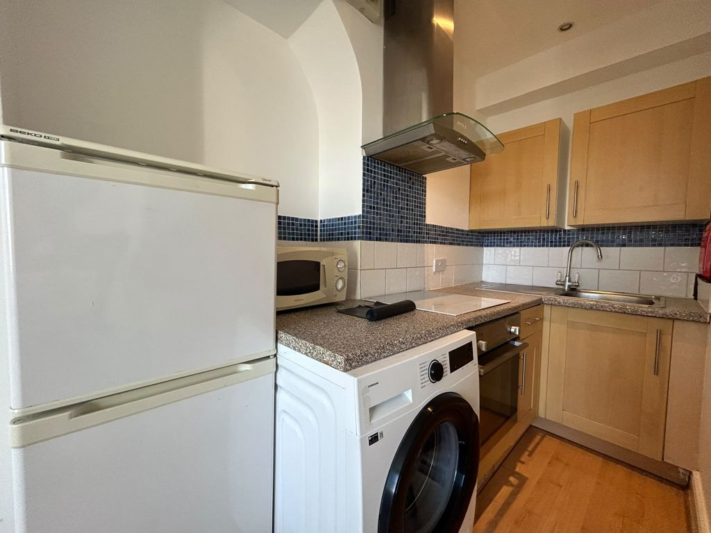 Property photo 1 of 5 1 Bed Flat To Rent Brixton Station Road, London Sw9