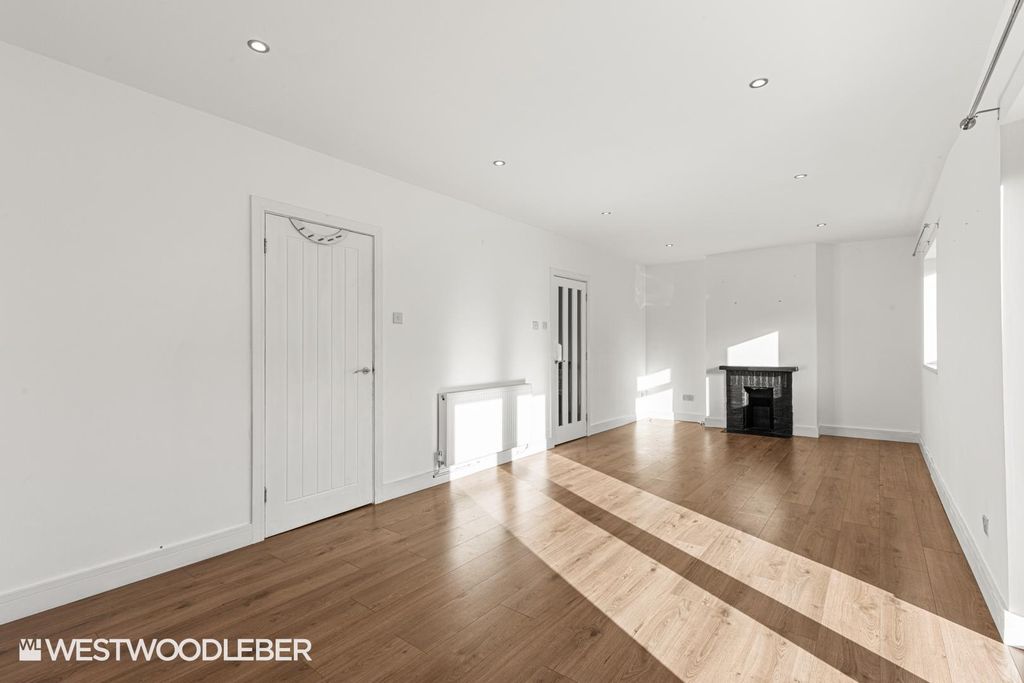 Property photo 3 of 20 Hillsidecrescent_2.Jpg