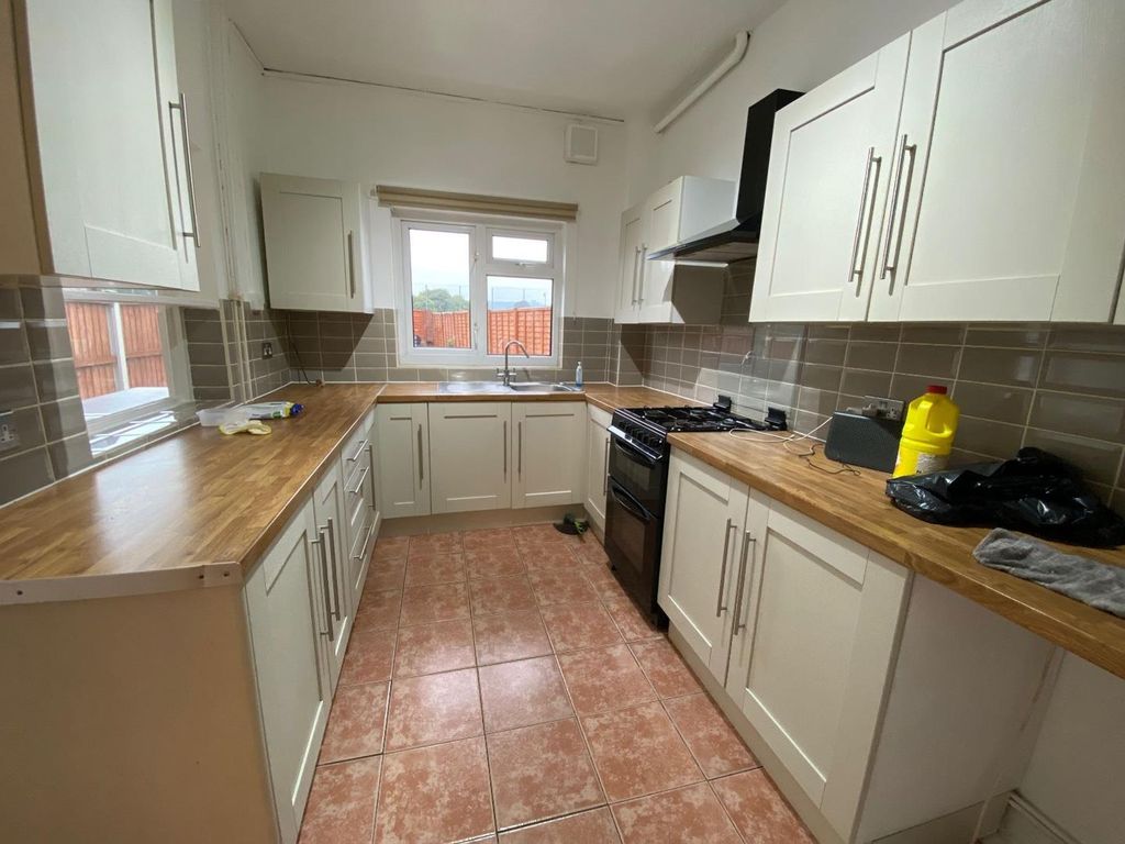 Property photo 2 of 11 Kitchen