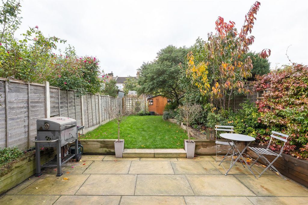 Property photo 3 of 29 Stanley Road, E18