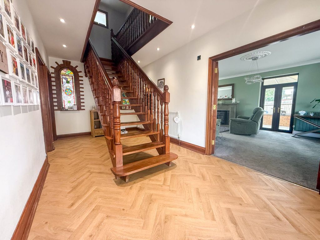Property photo 2 of 28 Entrance Hall