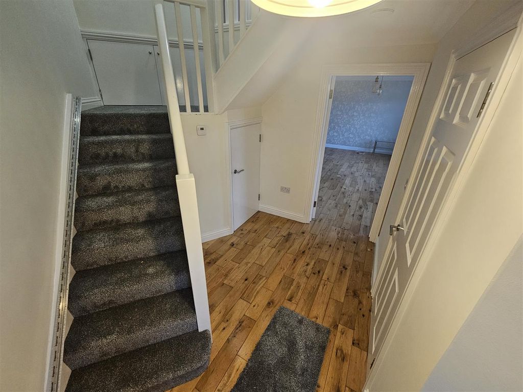 Property photo 2 of 13 Entrance Hall