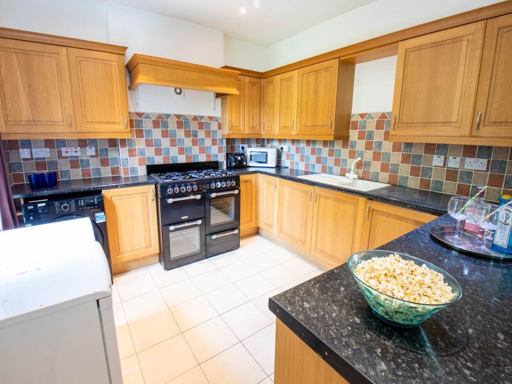 Property photo 3 of 17 Kitchen