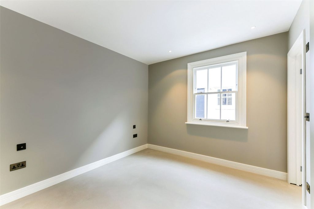 Property photo 3 of 8 Bedroom