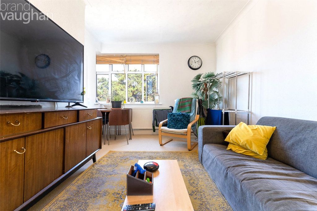 Property photo 2 of 9 Lounge