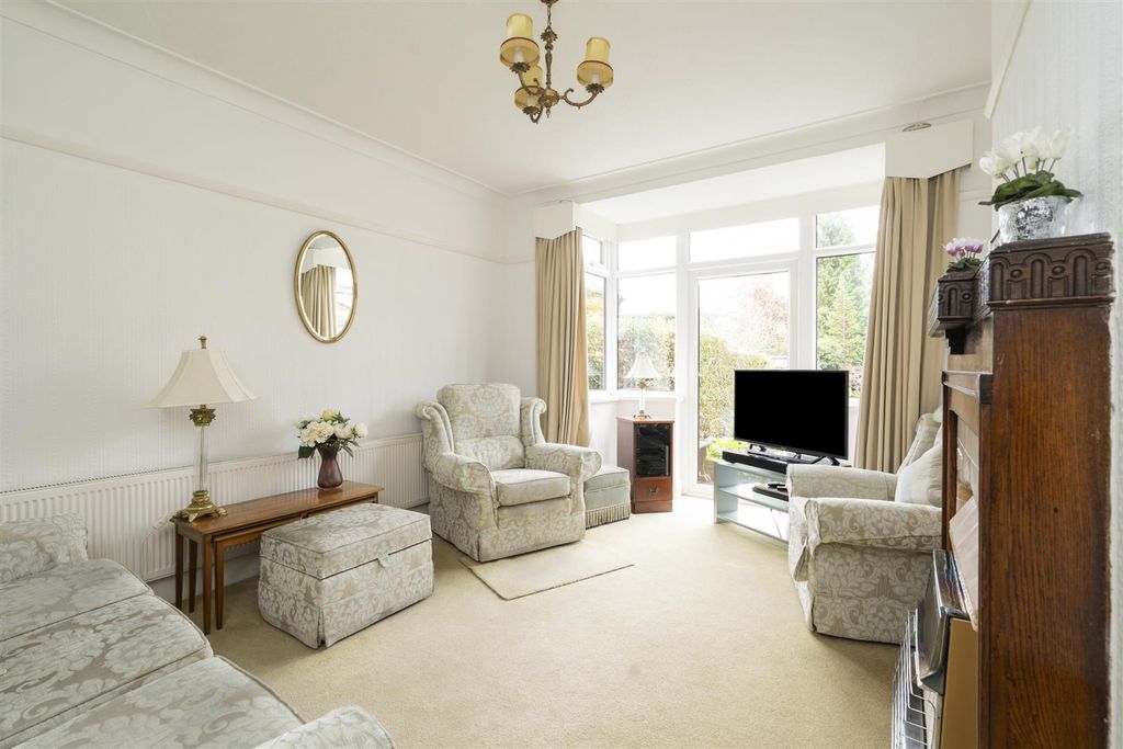 Property photo 3 of 14 289 Warwick Road_10.Jpg