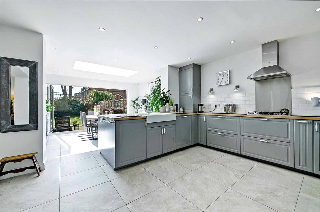 Property photo 2 of 24 Kitchen