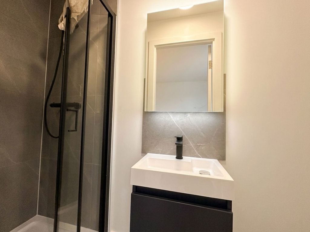 Property photo 3 of 11 En Suite