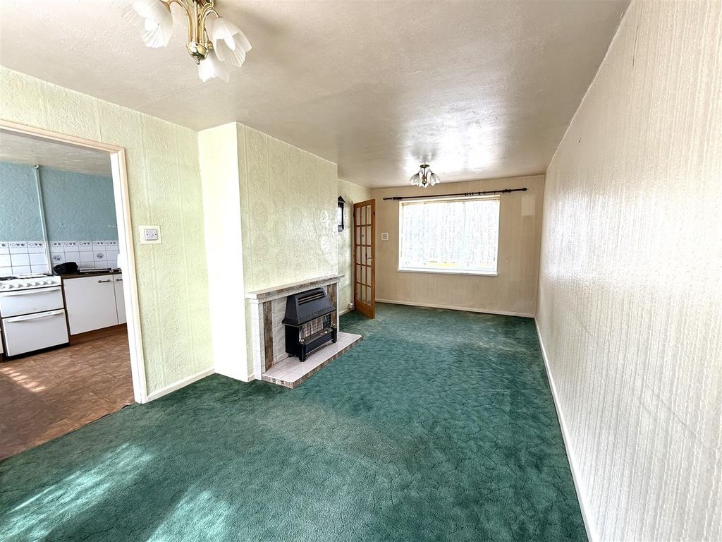 Property photo 3 of 12 76 Coppice Lounge.Jpeg