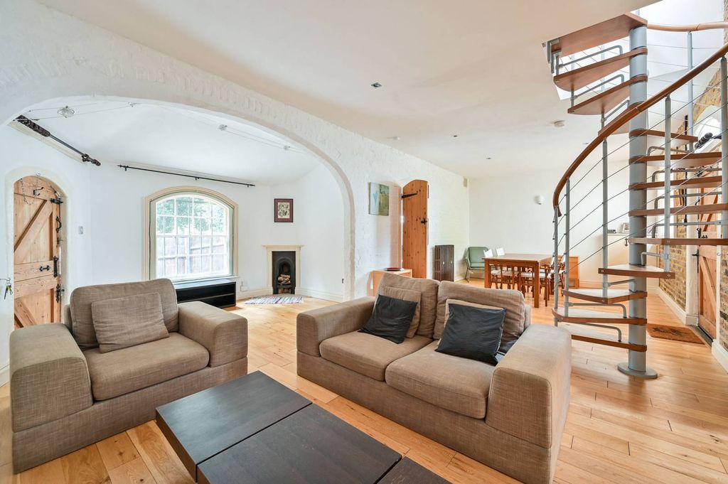 Property photo 2 of 11