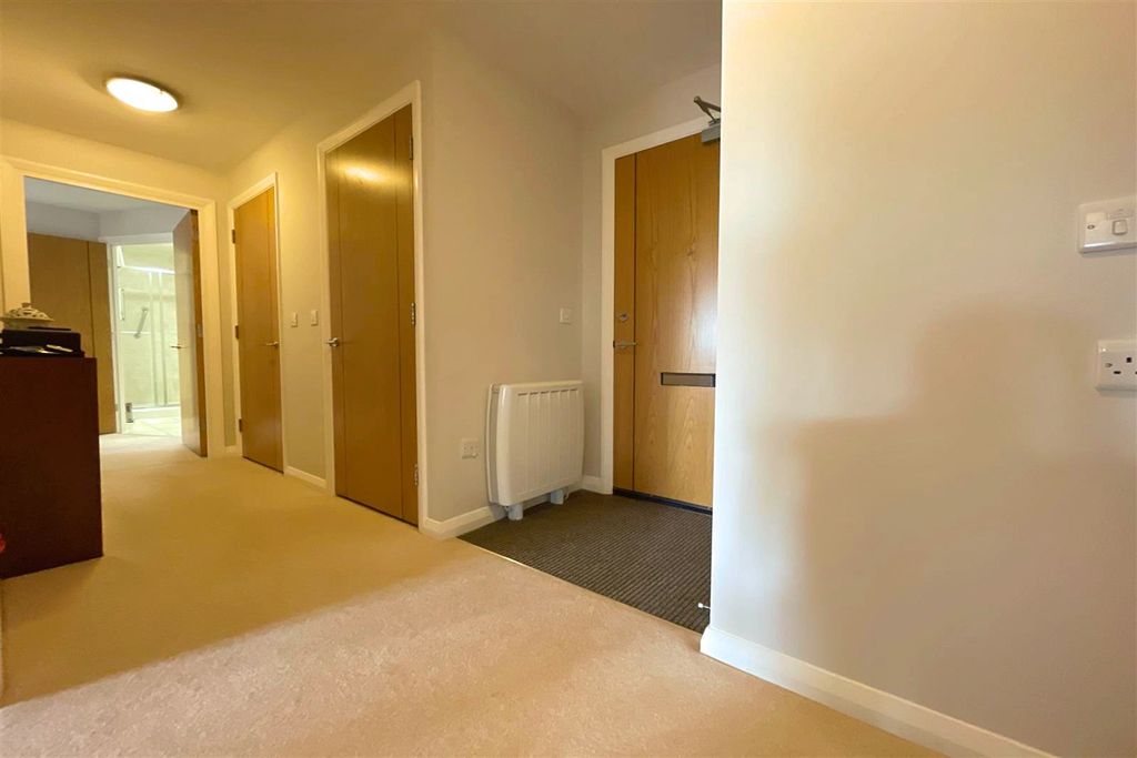 Property photo 3 of 21 Entrance Hallway