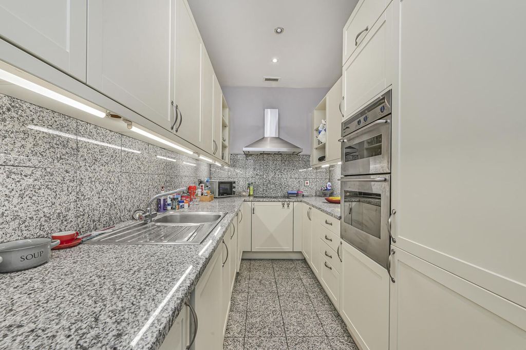 Property photo 3 of 17 Kitchen