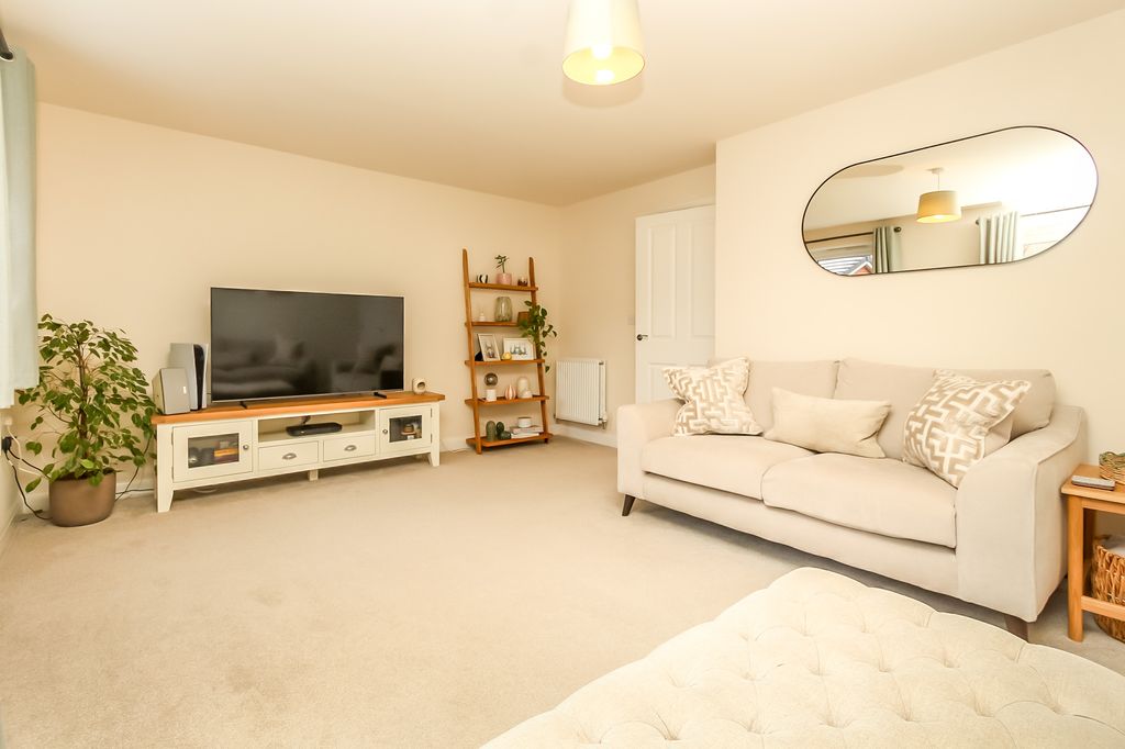 Property photo 2 of 12 Lounge