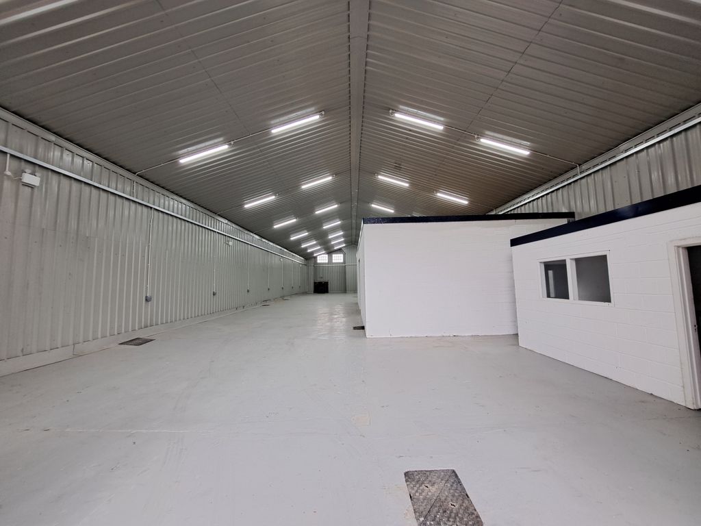 Property photo 1 of 4 An Empty Arch With White Lining And A WC Cubicle To The Front.