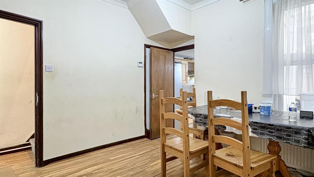 Property photo 3 of 12 21, Thorpe Road London, E6 2Hs