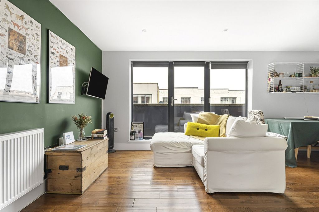 Property photo 2 of 23 Reception/Kitchen