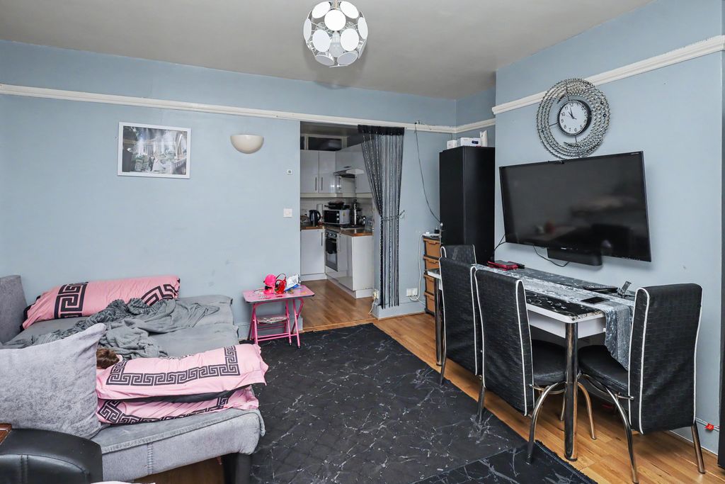 Property photo 3 of 13 207A Church Street, Edmonton, London, N9 9Hl